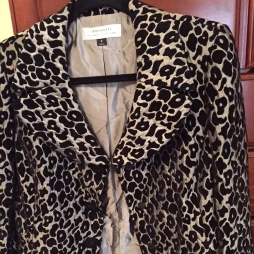 Tahari cropped leopard animal print blazer size 8